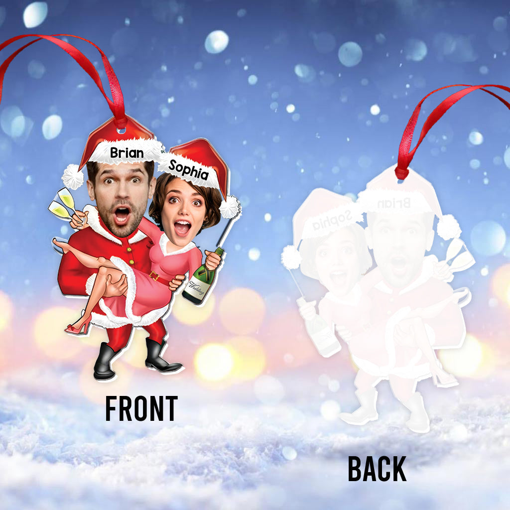 Fête du couple avec le Père Noël - Ornement transparent personnalisé pour couple