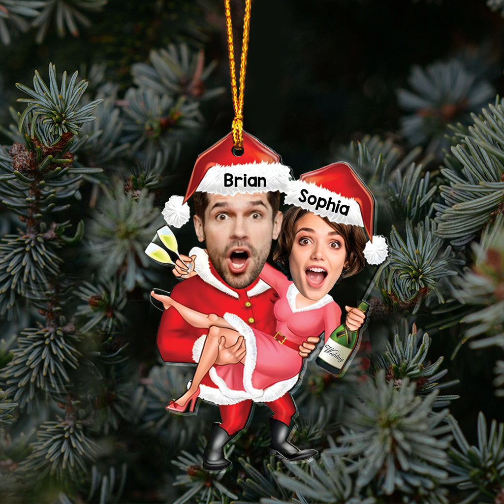 Fête du couple avec le Père Noël - Ornement transparent personnalisé pour couple