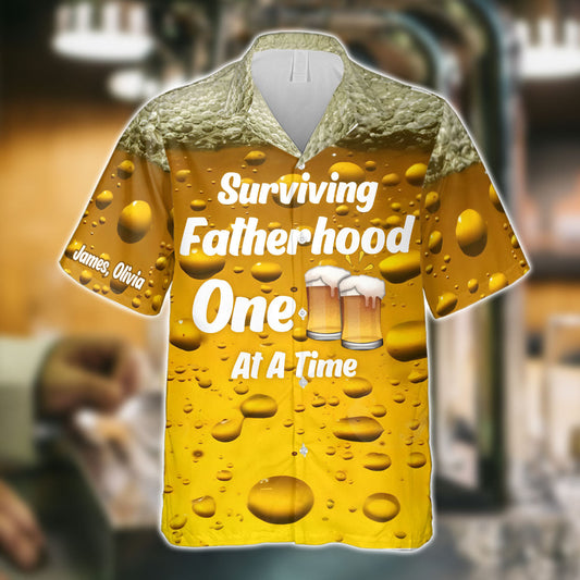 Survivre à la paternité une bière à la fois - Chemise hawaïenne personnalisée pour papa