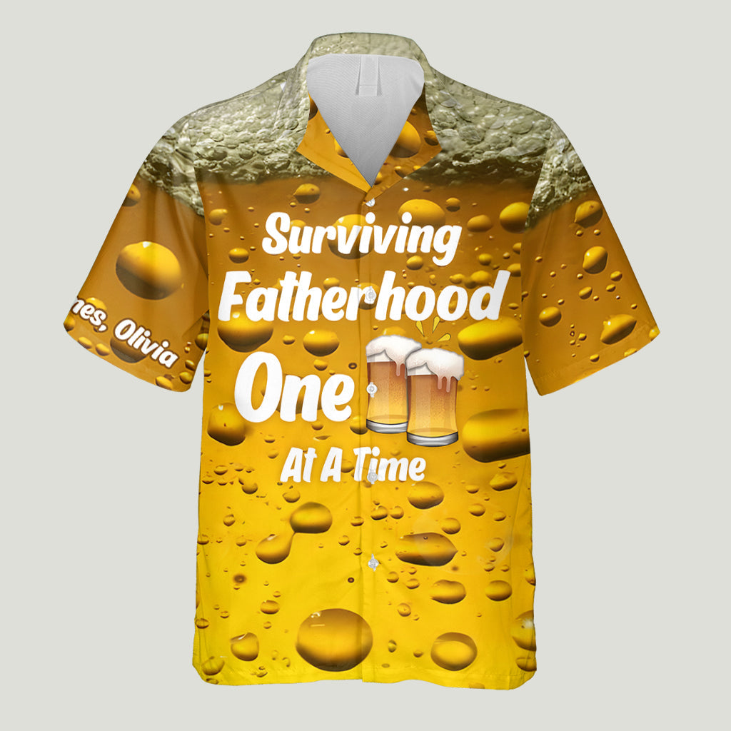Survivre à la paternité une bière à la fois - Chemise hawaïenne personnalisée pour papa