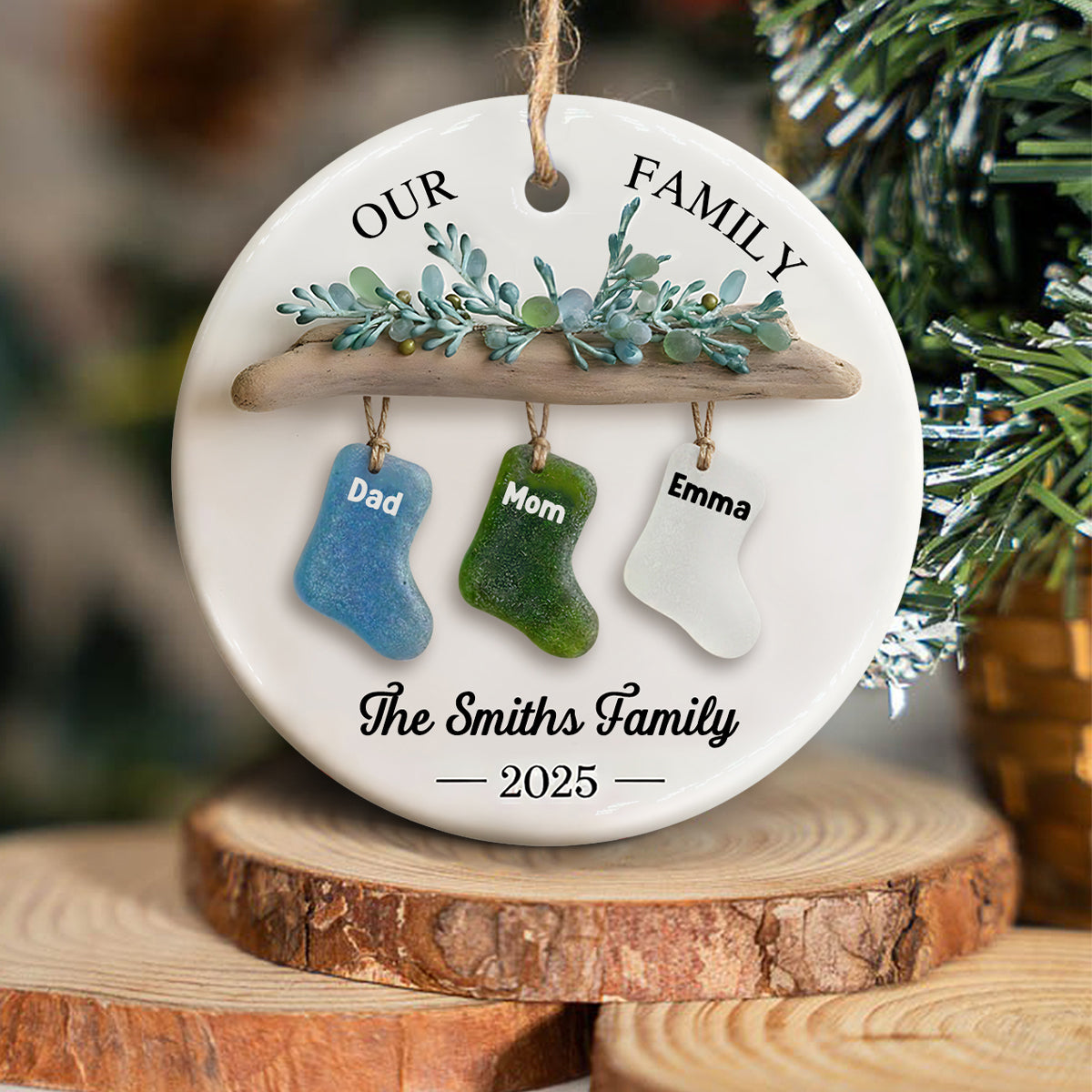 Notre famille, Joyeux Noël 2025 - Ornement rond en céramique personnalisé pour la famille