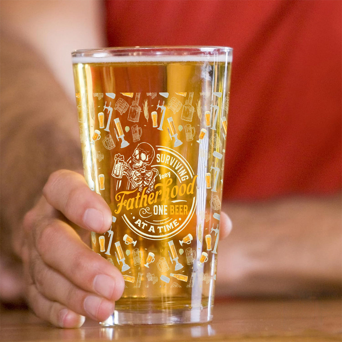 Survivre à la paternité, une bière à la fois - Verre à bière personnalisé pour papa
