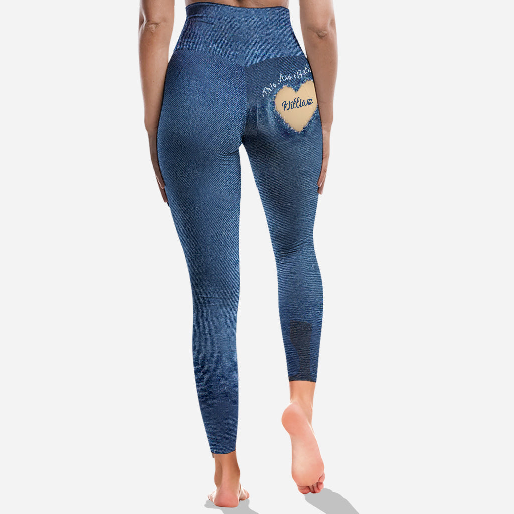 Ce cadeau « Ce fessier appartient à… » est idéal pour une femme ou une petite amie. Leggings personnalisés pour couples.