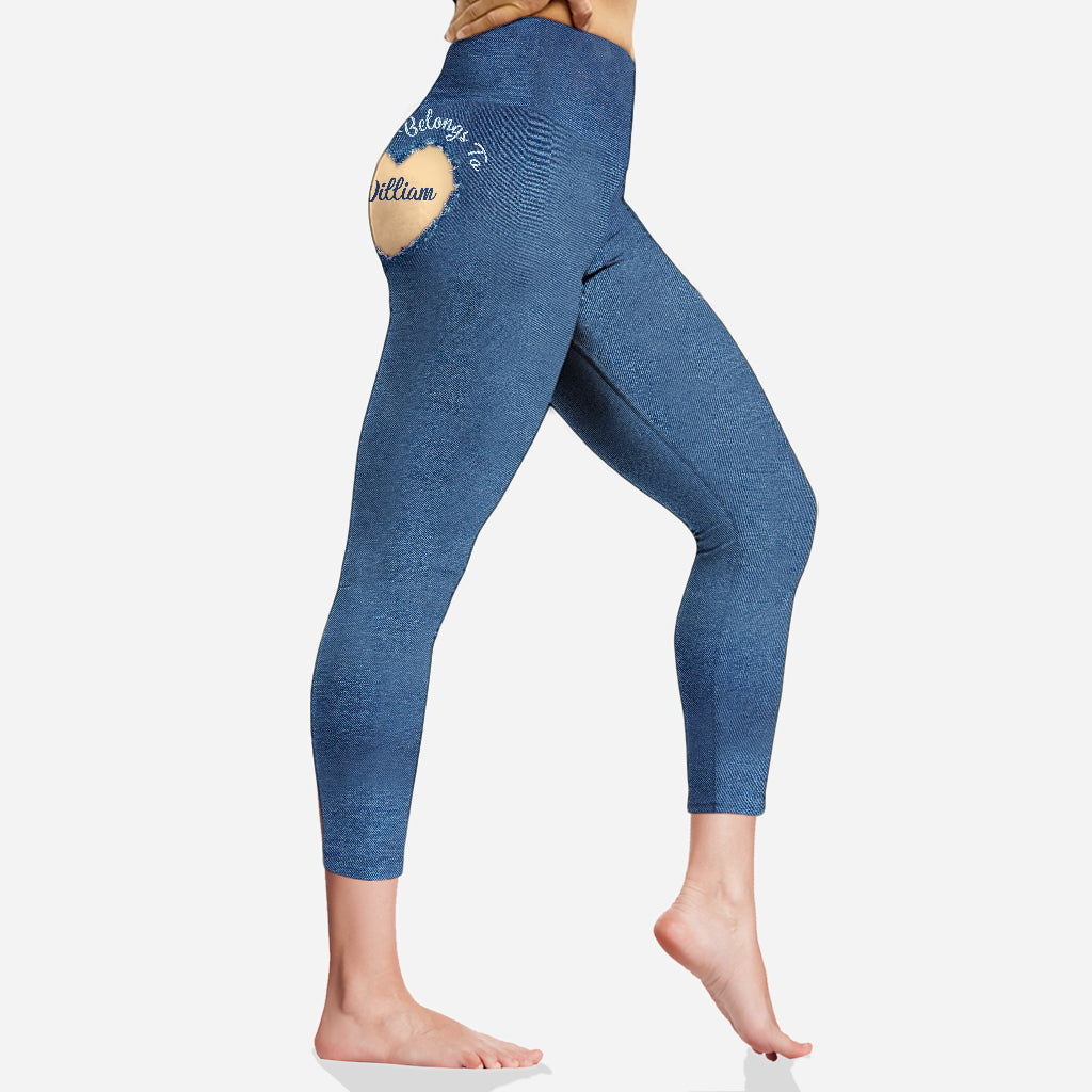 Ce cadeau « Ce fessier appartient à… » est idéal pour une femme ou une petite amie. Leggings personnalisés pour couples.