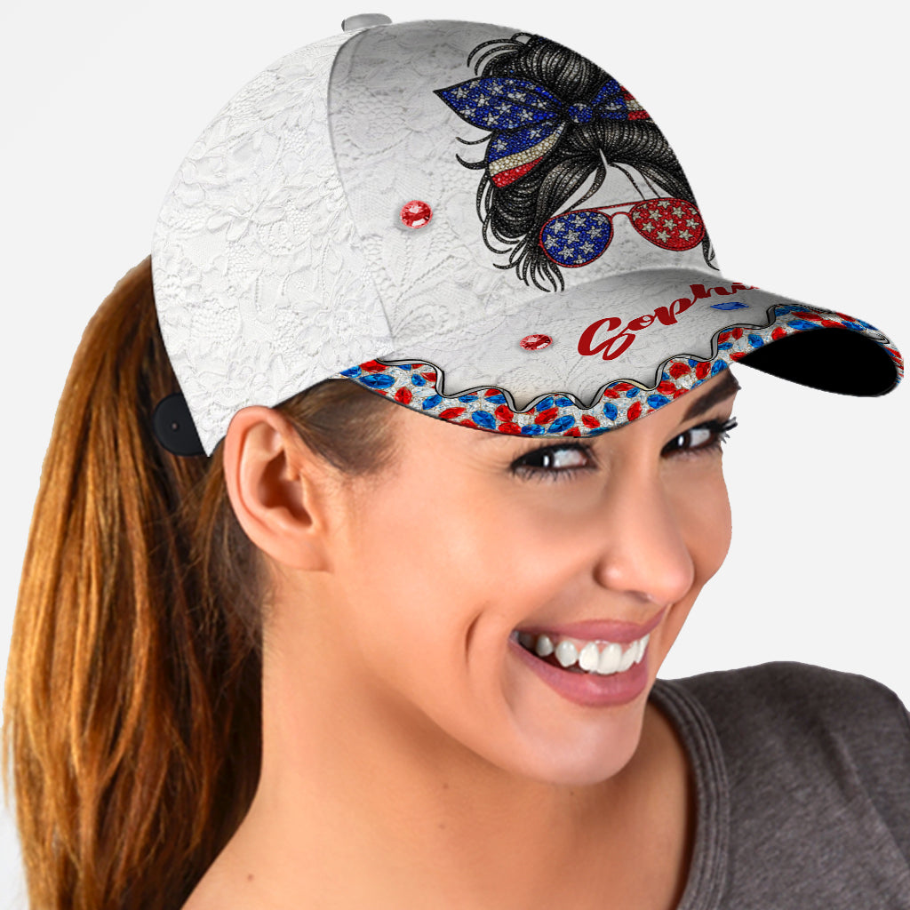 Casquette classique personnalisée « Messy Bun Girl » pour la fête nationale américaine (4 juillet).