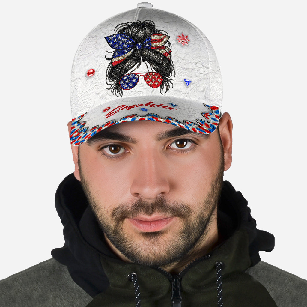 Casquette classique personnalisée « Messy Bun Girl » pour la fête nationale américaine (4 juillet).