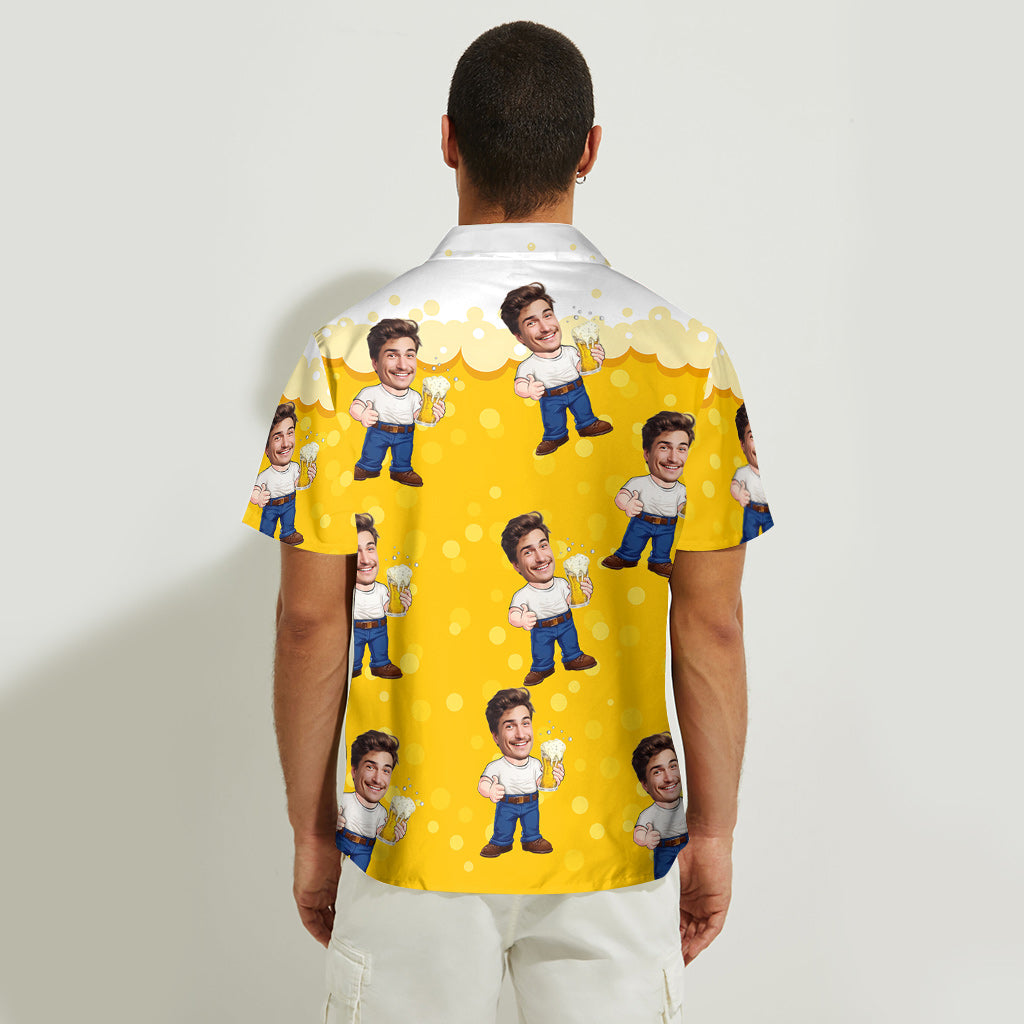 Chemise hawaïenne personnalisée avec caricature humoristique d'un homme sur le thème de la bière - T-shirt hawaïen personnalisé