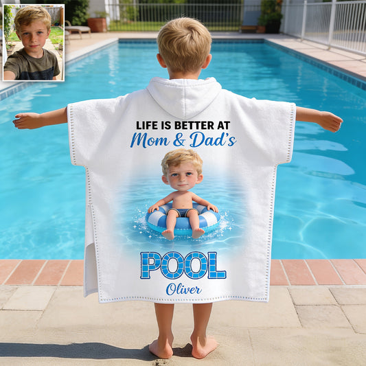 La vie est meilleure à la piscine - Poncho de serviette à capuche personnalisé pour enfant