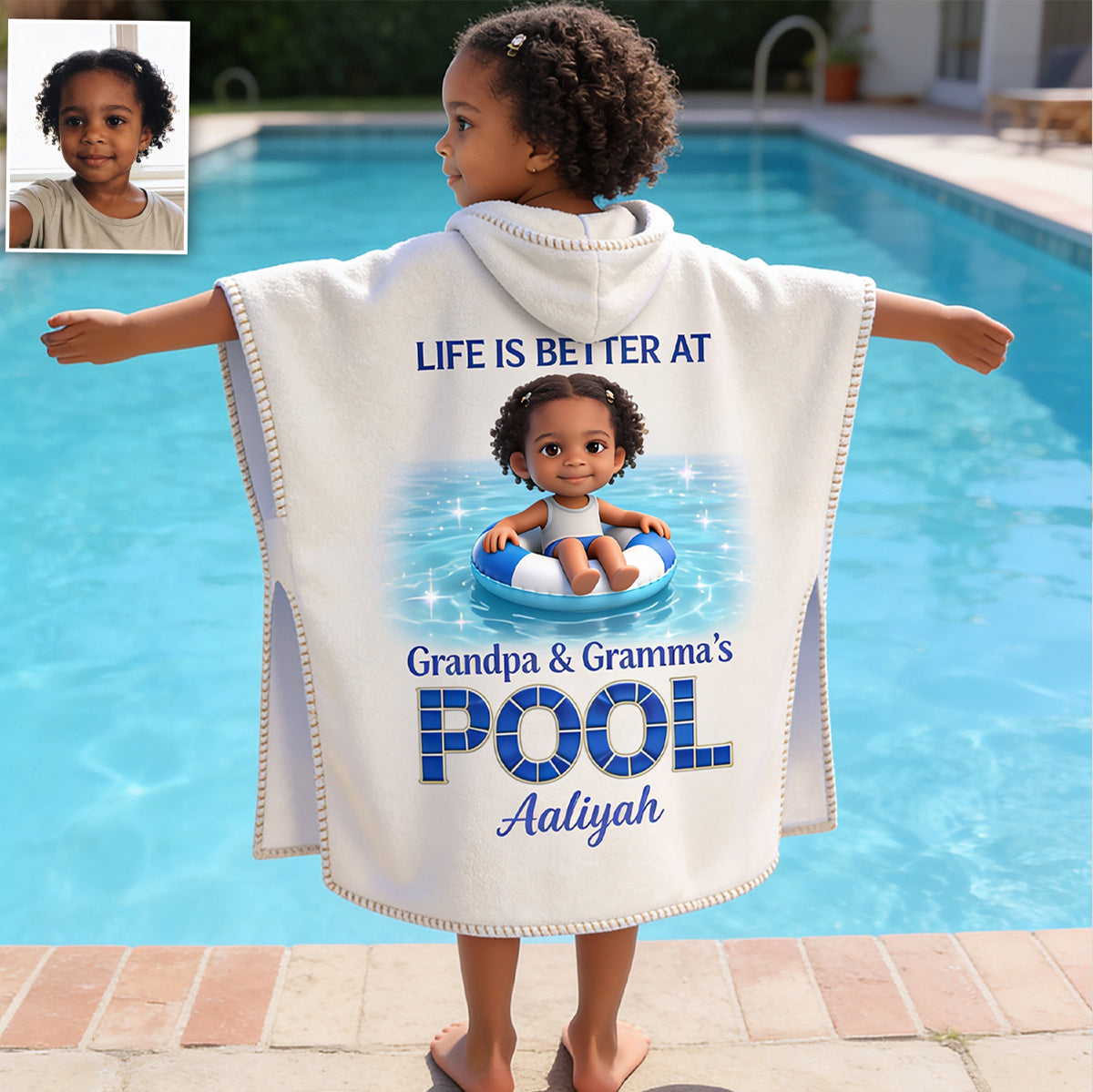 La vie est meilleure à la piscine - Poncho de serviette à capuche personnalisé pour enfant