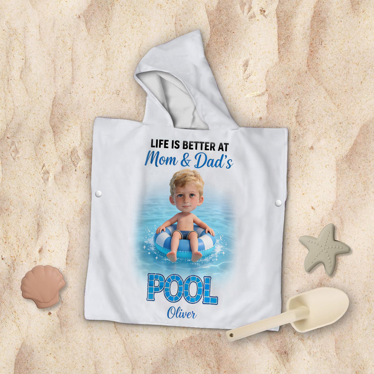La vie est meilleure à la piscine - Poncho de serviette à capuche personnalisé pour enfant