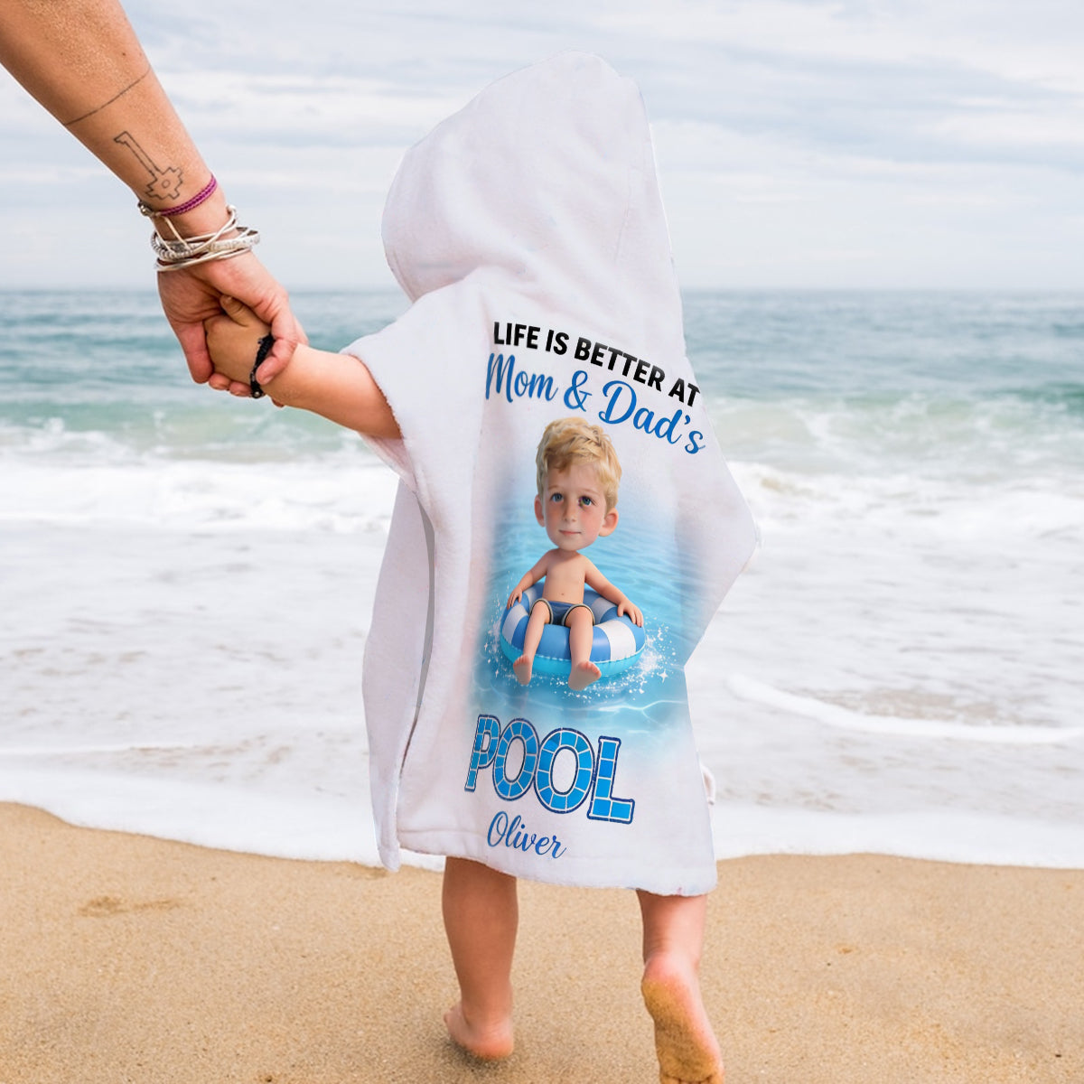 La vie est meilleure à la piscine - Poncho de serviette à capuche personnalisé pour enfant