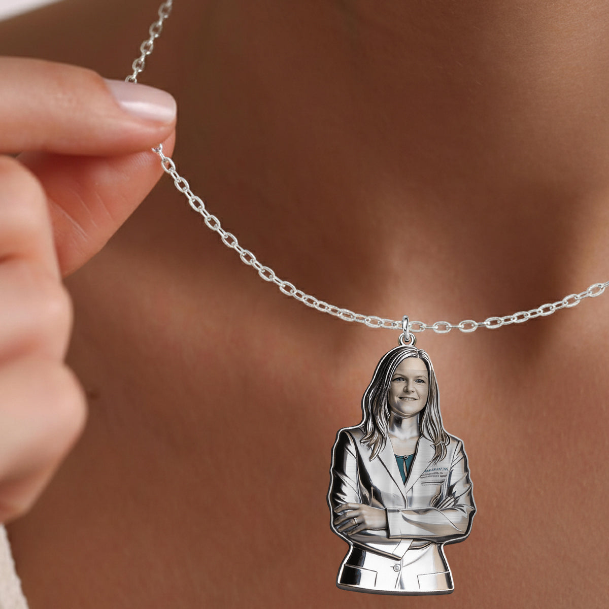 Infirmière, médecin… Quel que soit votre métier, quelle que soit votre photo, collier pendentif personnalisé en métal en forme d’infirmière