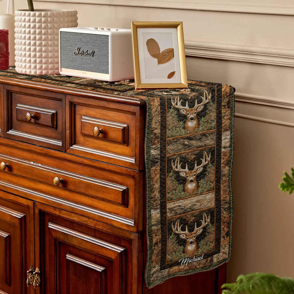 Chemin de table personnalisé « La chasse aux passions »