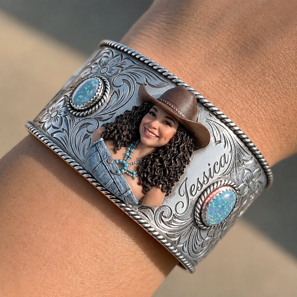 Indispensable Cowgirl - Bracelet en Cuff en Forme de Cowgirl Personnalisé