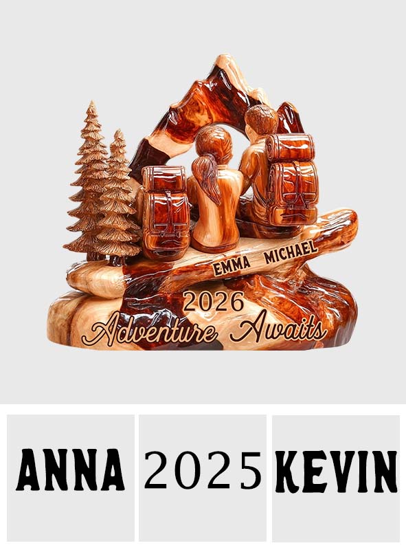 L'aventure vous attend en couple de randonneurs ! - Plaque en bois personnalisée pour la randonnée