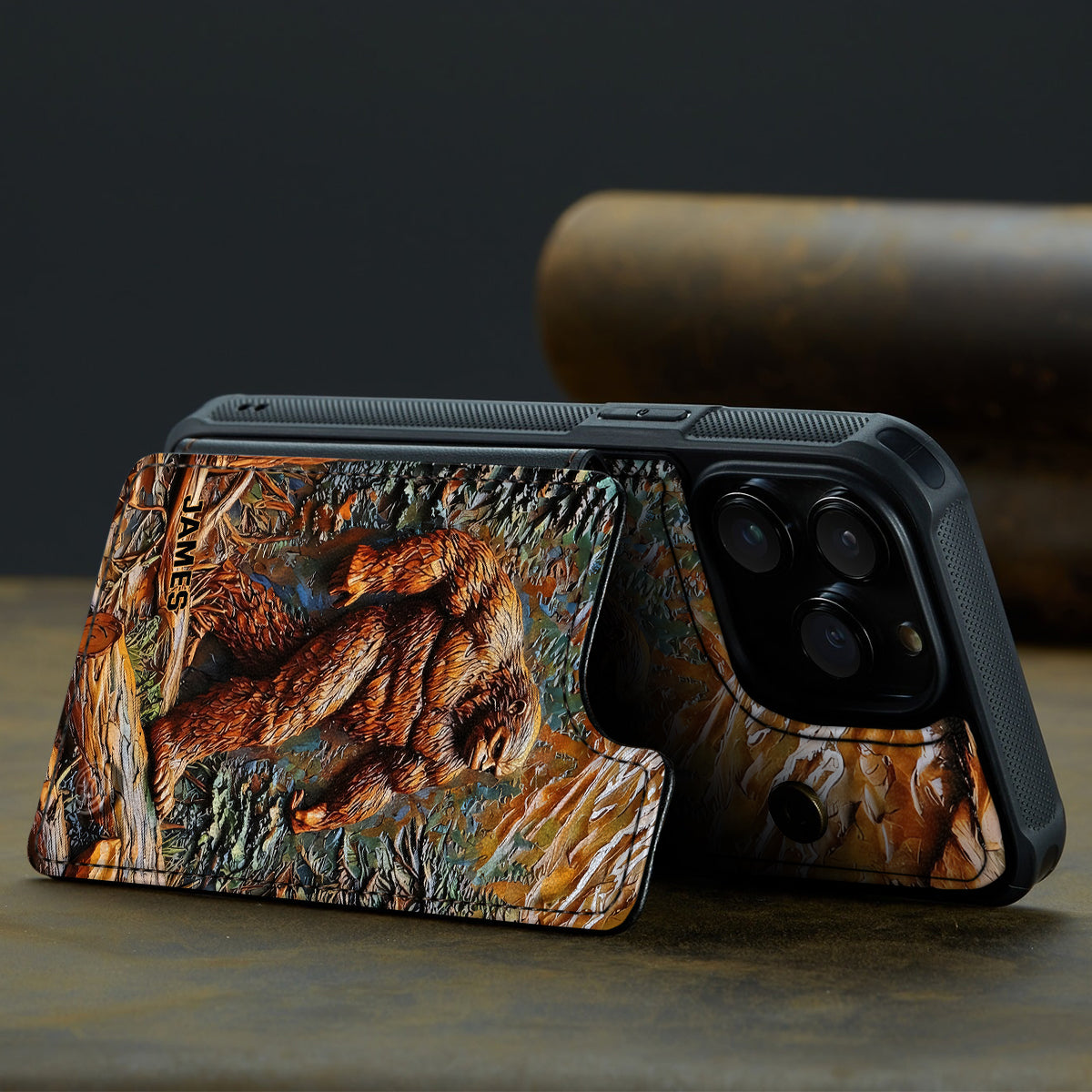 Bigfoot dans la forêt - Étui portefeuille de téléphone personnalisé pour la randonnée, entièrement imprimé