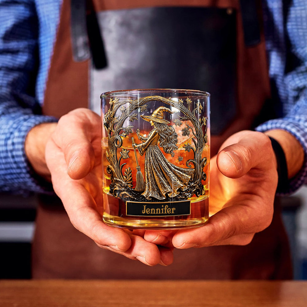 Verre à whisky personnalisé pour sorcières - Une sorcière stylée boit du whisky