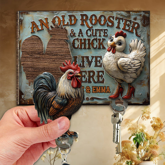 Un vieux coq et un adorable poussin vivent ici - Porte-clés fermier personnalisé