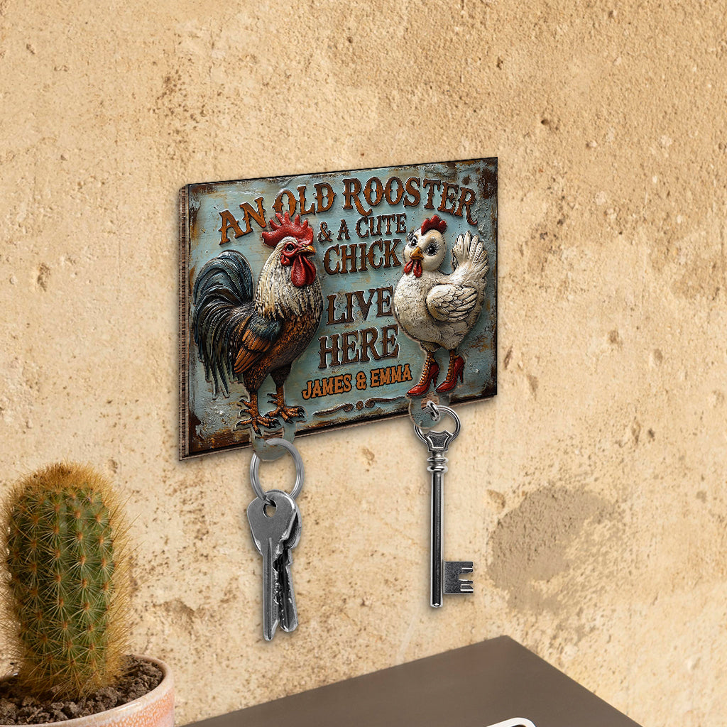 Un vieux coq et un adorable poussin vivent ici - Porte-clés fermier personnalisé
