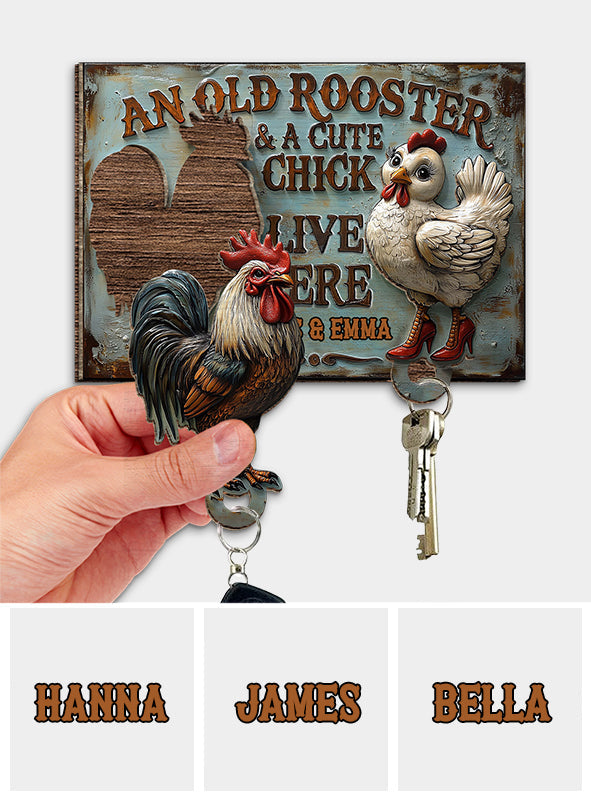 Un vieux coq et un adorable poussin vivent ici - Porte-clés fermier personnalisé