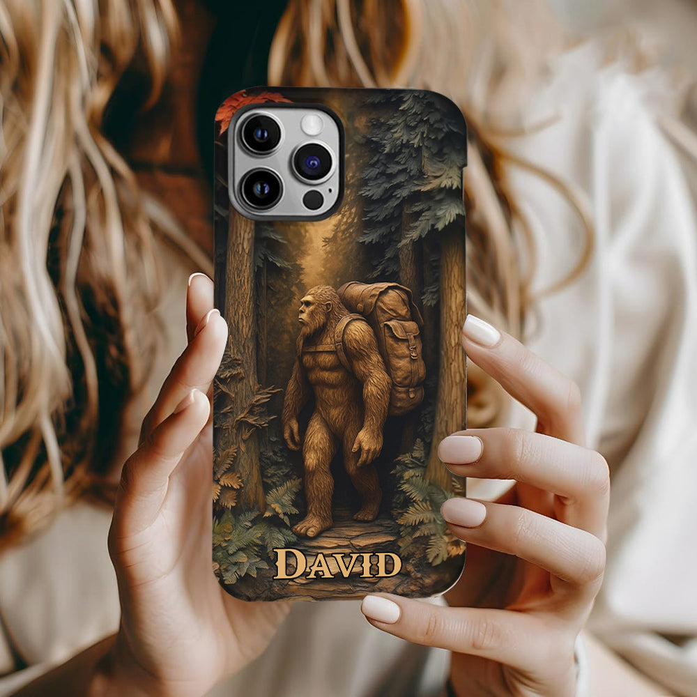 Sasquatch en forêt - Coque de téléphone personnalisée avec impression intégrale - Randonnée
