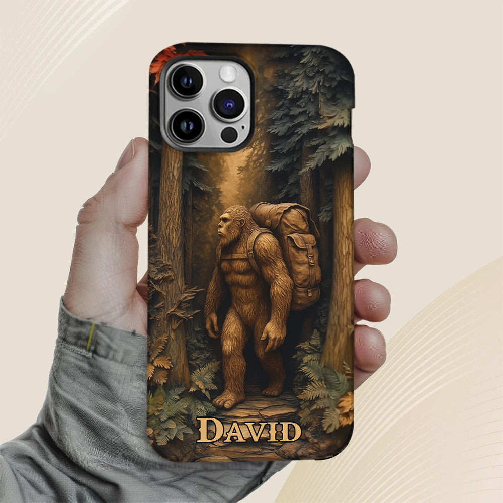 Sasquatch en forêt - Coque de téléphone personnalisée avec impression intégrale - Randonnée