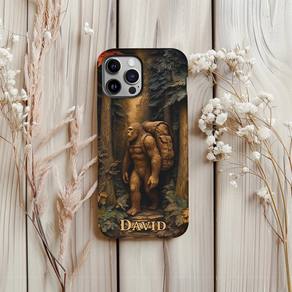 Sasquatch en forêt - Coque de téléphone personnalisée avec impression intégrale - Randonnée
