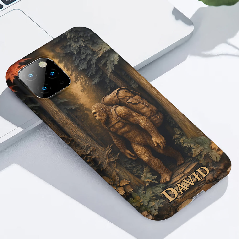 Sasquatch en forêt - Coque de téléphone personnalisée avec impression intégrale - Randonnée