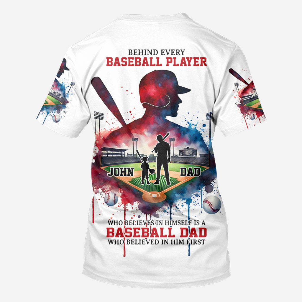 Derrière chaque joueur de baseball qui croit en lui se cache un parent qui a cru en lui en premier - T-shirt personnalisé sur le thème du baseball