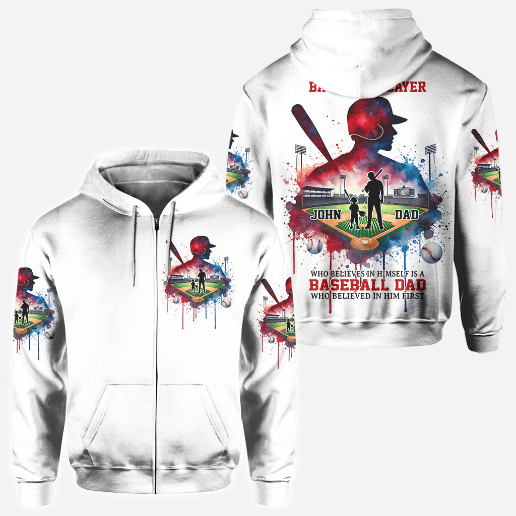 Derrière chaque joueur de baseball qui croit en lui se cache un parent qui a cru en lui en premier - T-shirt personnalisé sur le thème du baseball