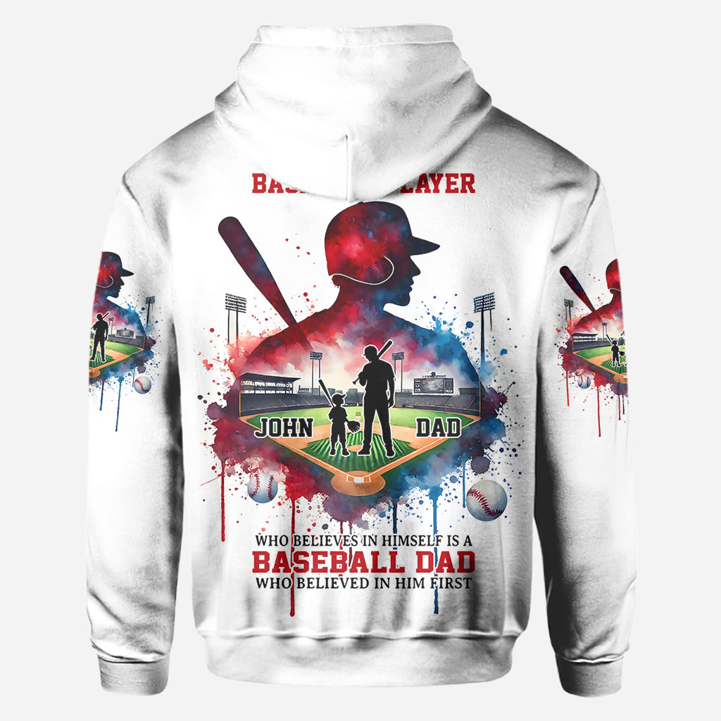 Derrière chaque joueur de baseball qui croit en lui se cache un parent qui a cru en lui en premier - T-shirt personnalisé sur le thème du baseball