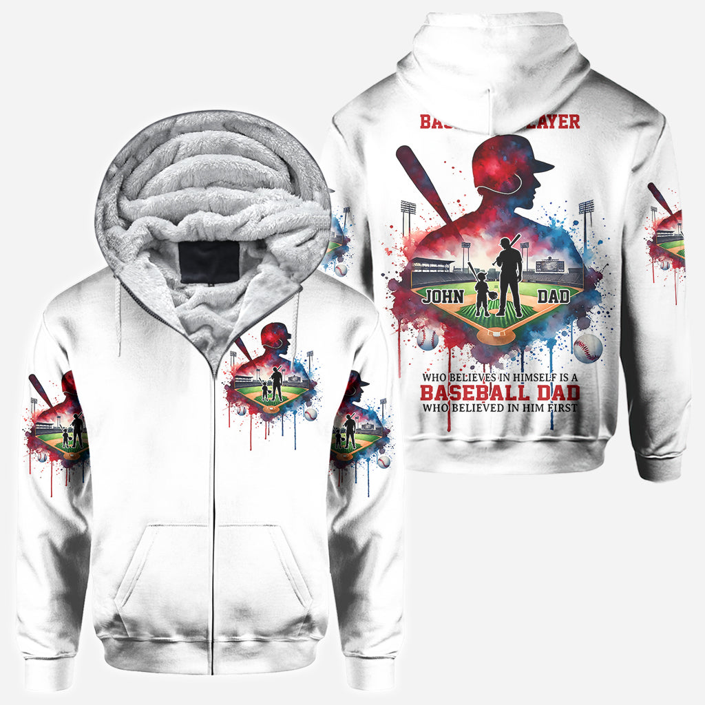 Derrière chaque joueur de baseball qui croit en lui se cache un parent qui a cru en lui en premier - T-shirt personnalisé sur le thème du baseball