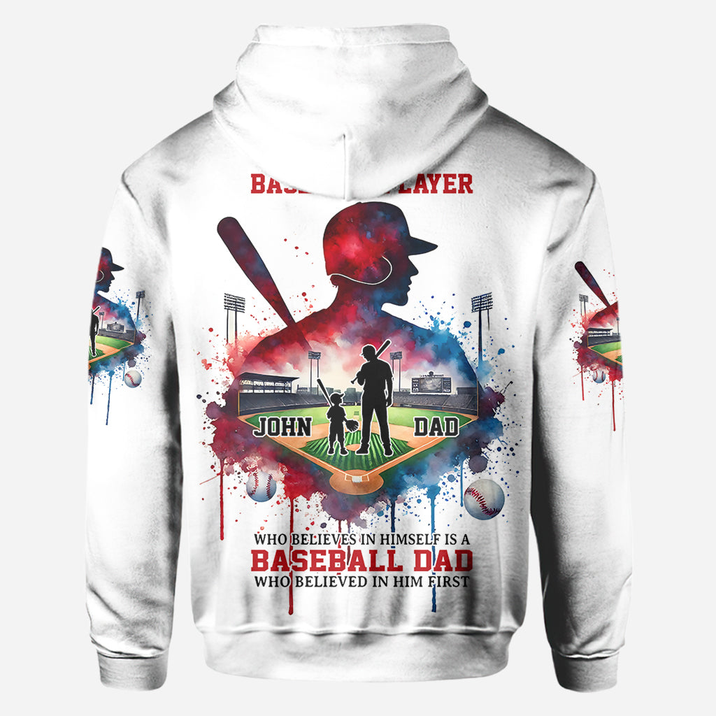 Derrière chaque joueur de baseball qui croit en lui se cache un parent qui a cru en lui en premier - T-shirt personnalisé sur le thème du baseball
