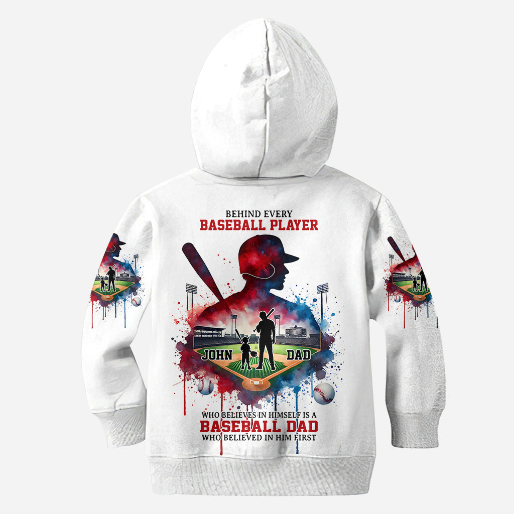 Derrière chaque joueur de baseball qui croit en lui se cache un parent qui a cru en lui en premier - T-shirt personnalisé sur le thème du baseball