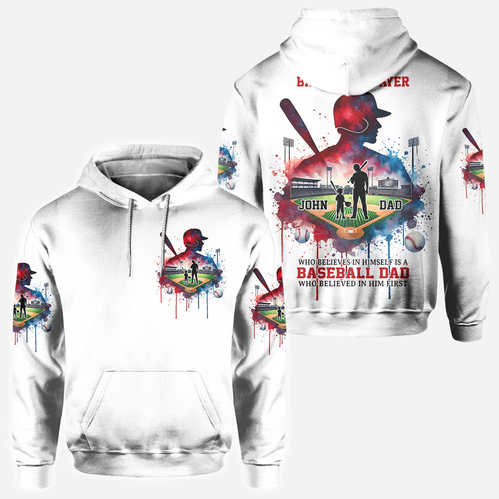 Derrière chaque joueur de baseball qui croit en lui se cache un parent qui a cru en lui en premier - T-shirt personnalisé sur le thème du baseball