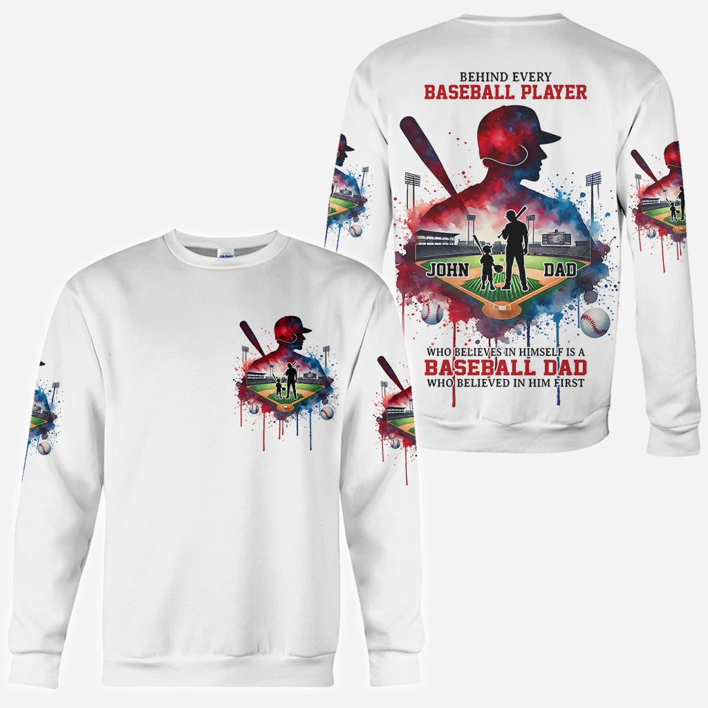 Derrière chaque joueur de baseball qui croit en lui se cache un parent qui a cru en lui en premier - T-shirt personnalisé sur le thème du baseball