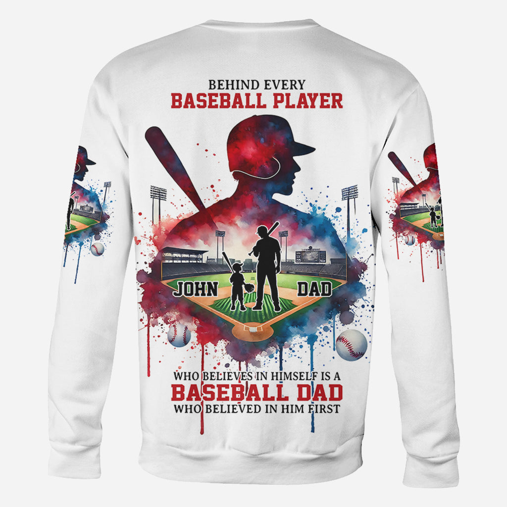 Derrière chaque joueur de baseball qui croit en lui se cache un parent qui a cru en lui en premier - T-shirt personnalisé sur le thème du baseball