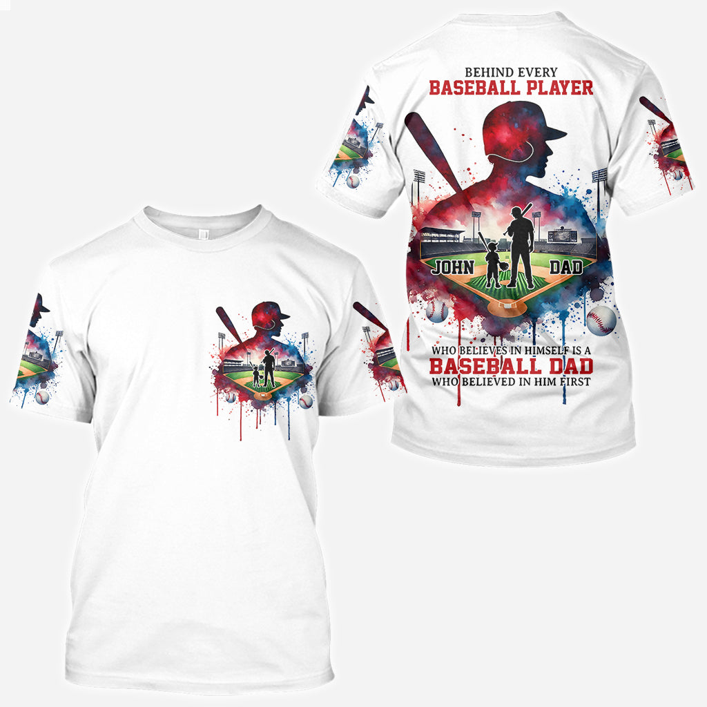 Derrière chaque joueur de baseball qui croit en lui se cache un parent qui a cru en lui en premier - T-shirt personnalisé sur le thème du baseball