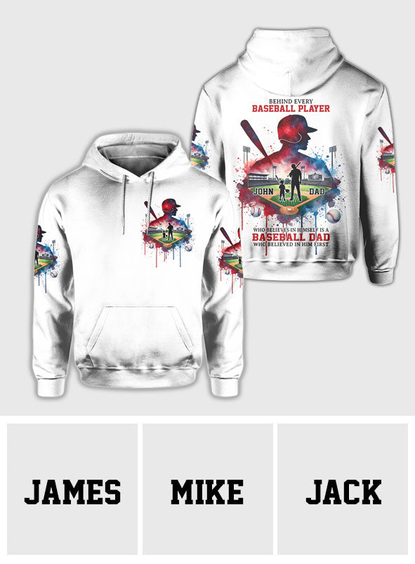 Derrière chaque joueur de baseball qui croit en lui se cache un parent qui a cru en lui en premier - T-shirt personnalisé sur le thème du baseball