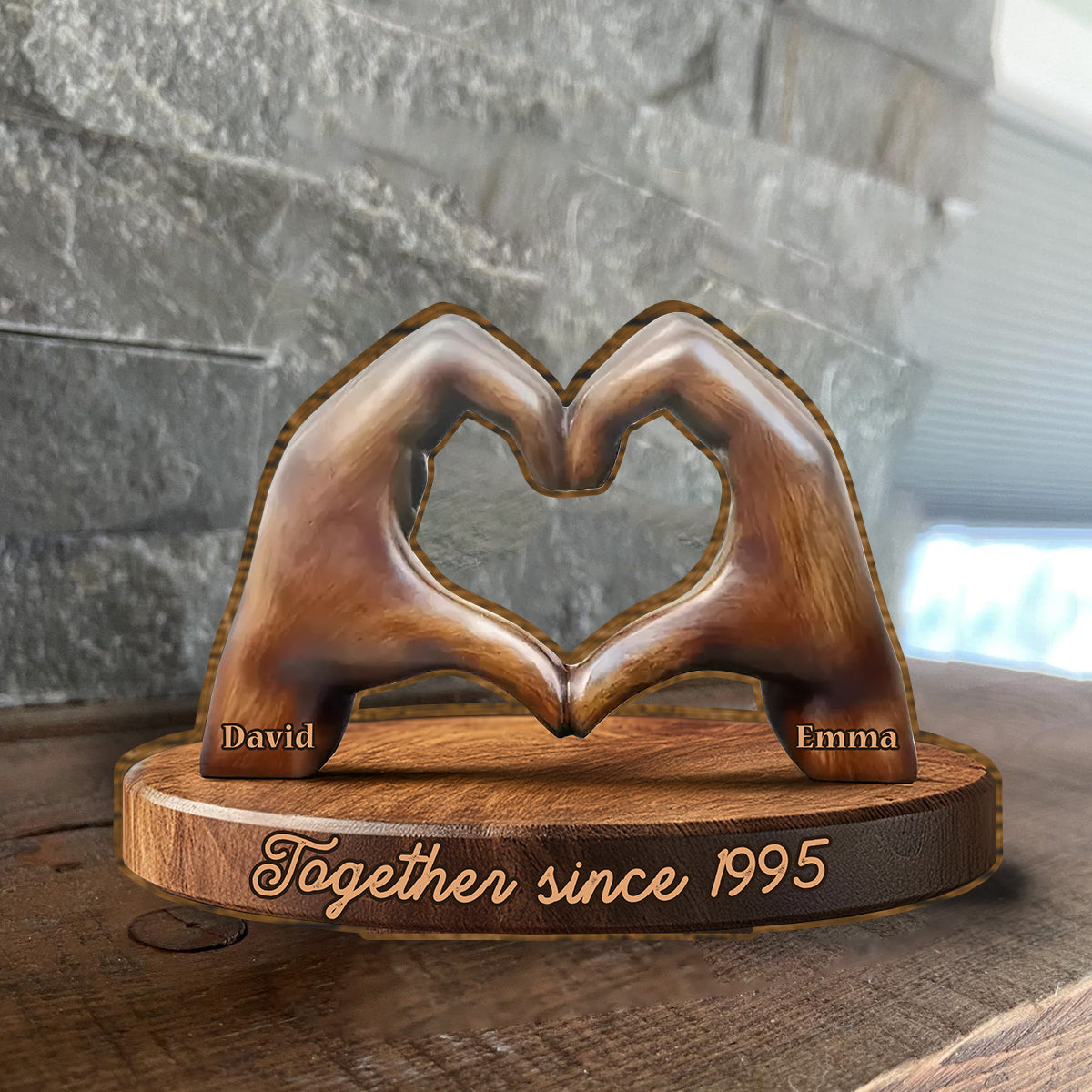 Sculpture « Mains d'un couple » - Plaque en bois personnalisée représentant un couple amoureux