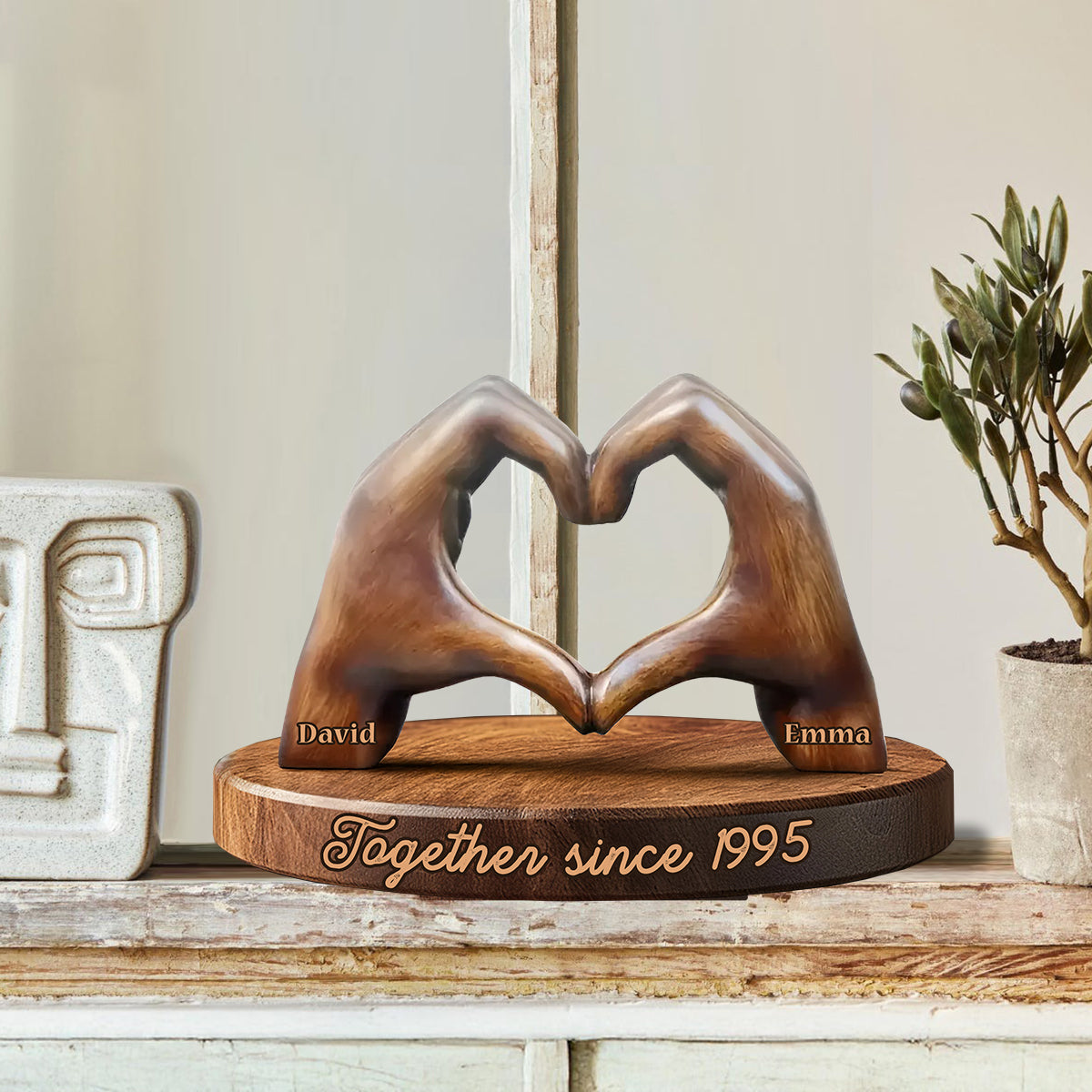 Sculpture « Mains d'un couple » - Plaque en bois personnalisée représentant un couple amoureux