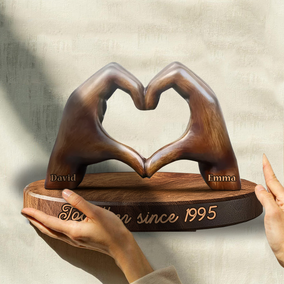 Sculpture « Mains d'un couple » - Plaque en bois personnalisée représentant un couple amoureux