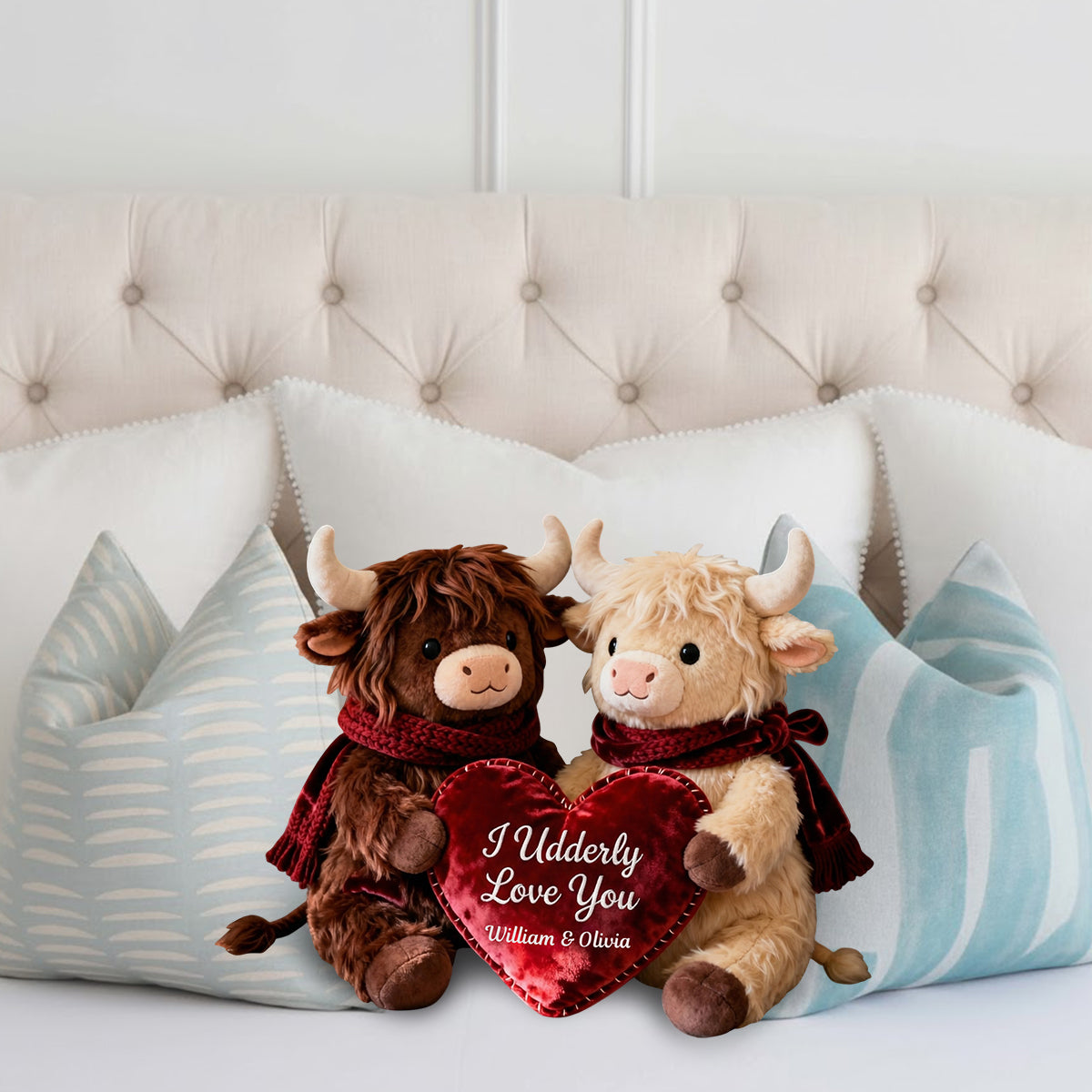 Coussin romantique en peluche en forme de vache tenant un cœur - Coussin personnalisé en fausse fourrure en forme de vache des Highlands