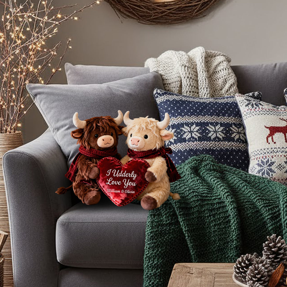 Coussin romantique en peluche en forme de vache tenant un cœur - Coussin personnalisé en fausse fourrure en forme de vache des Highlands
