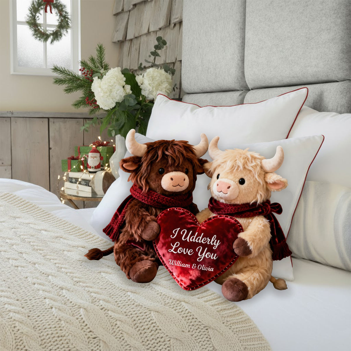 Coussin romantique en peluche en forme de vache tenant un cœur - Coussin personnalisé en fausse fourrure en forme de vache des Highlands