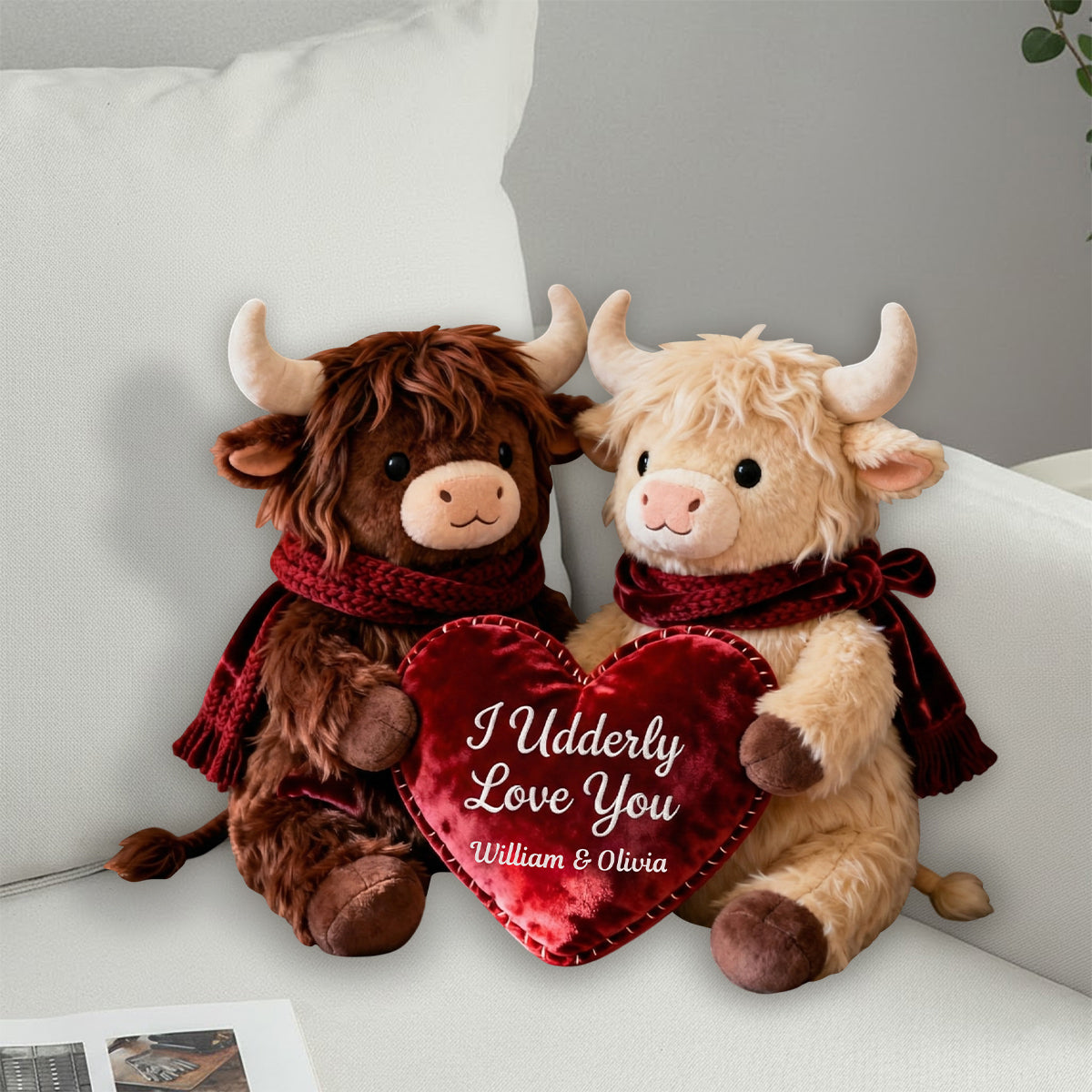 Coussin romantique en peluche en forme de vache tenant un cœur - Coussin personnalisé en fausse fourrure en forme de vache des Highlands