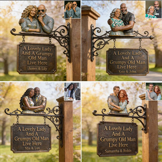 Une Charmante Dame & Un Vieux Grincheux Vivent Ici - Plaque Murale Personnalisée pour Couples