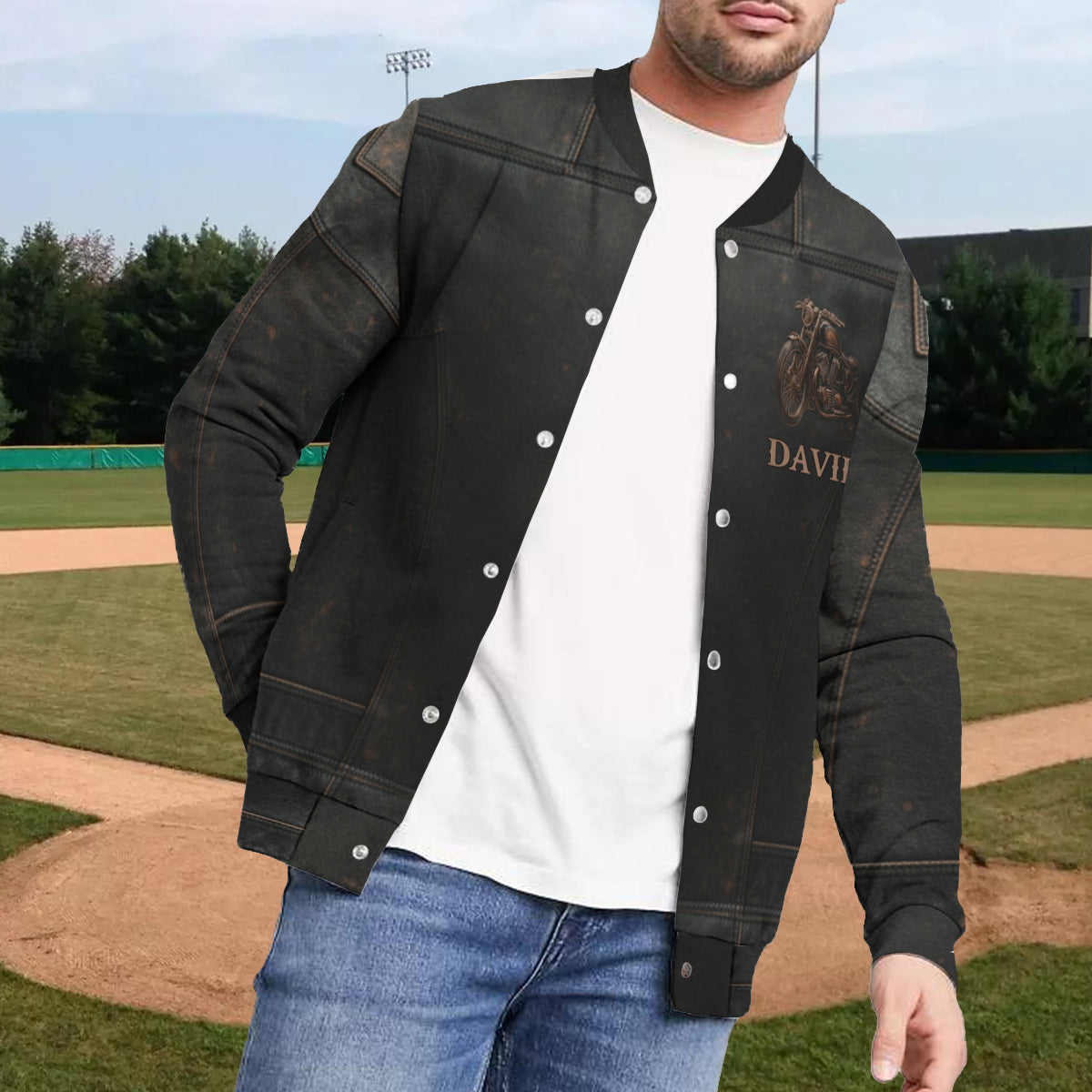 Ne sous-estimez jamais un vieux motard - Veste universitaire de motard personnalisée