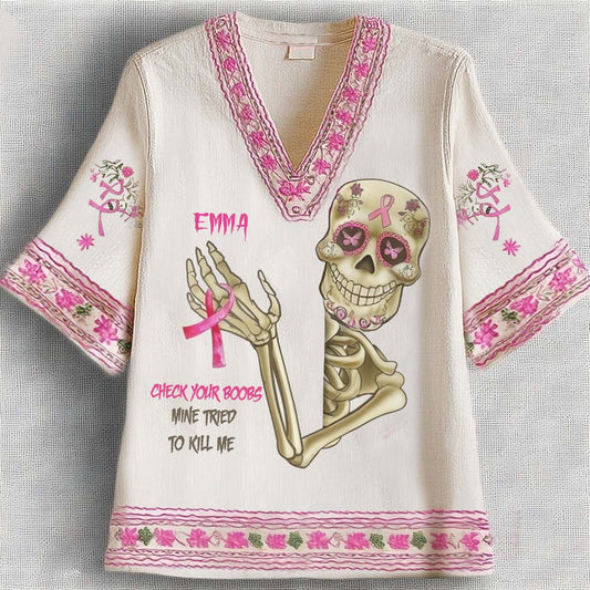 T-shirt à col en V entièrement imprimé « Vérifiez votre B, le mien a essayé de me tuer » - Sensibilisation au cancer du sein