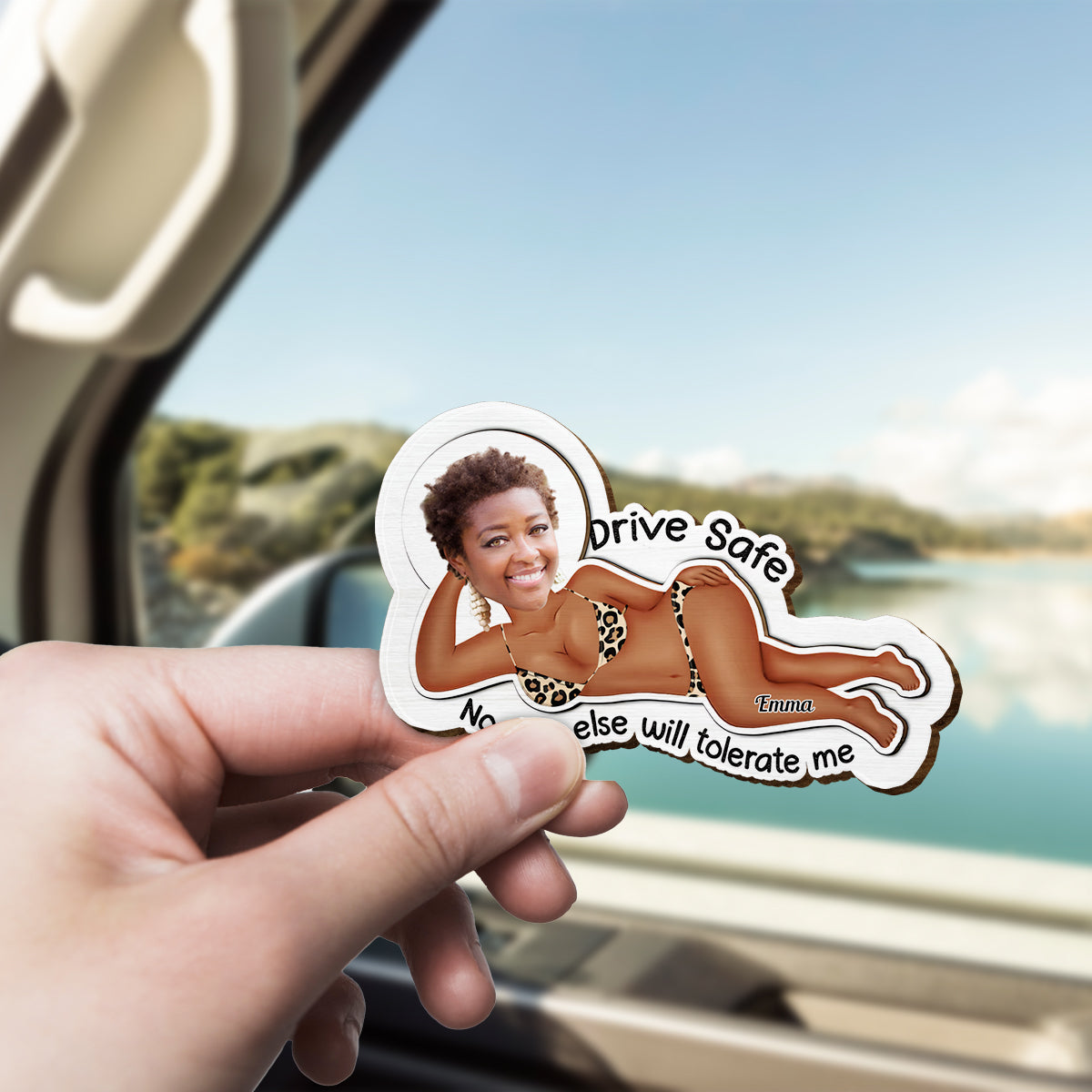 Conduisez prudemment, personne d'autre ne me supportera - Clip de pare-soleil personnalisé en forme de couple